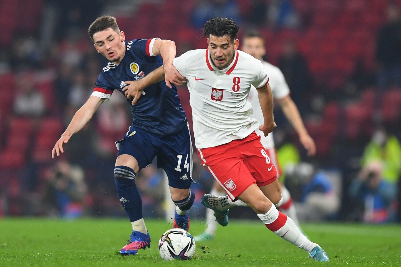 Jakub Moder ma coraz mniejsze szanse na wyjazd na mundial w Katarze. Rehabilitacja piłkarza niestety przebiega źle...