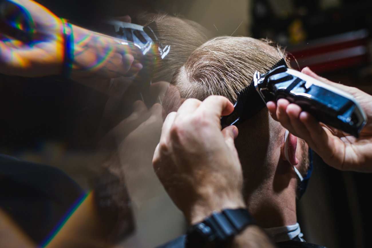 Zmiana branży na fryzjerstwo. Ile kosztują kursy w akademiach fryzjerskich?
