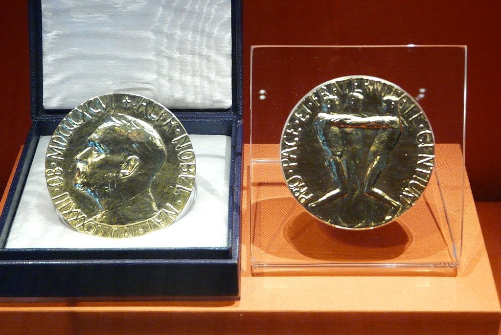 Nagroda Nobla ma formę medalu. Tutaj: Pokojowy Nobel Jimmy'ego Cartera, byłego prezydenta Stanów Zjednoczonych, który został nagrodzony w 2002 roku