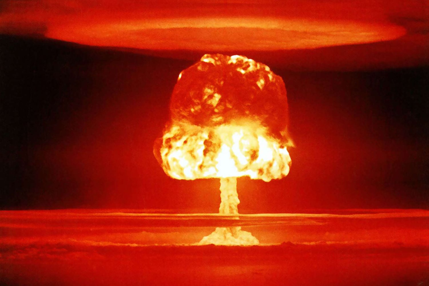Grzyb po wybuchu bomby atomowej.