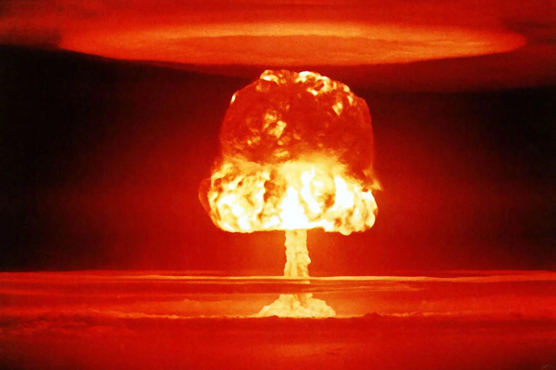 Grzyb po wybuchu bomby atomowej.