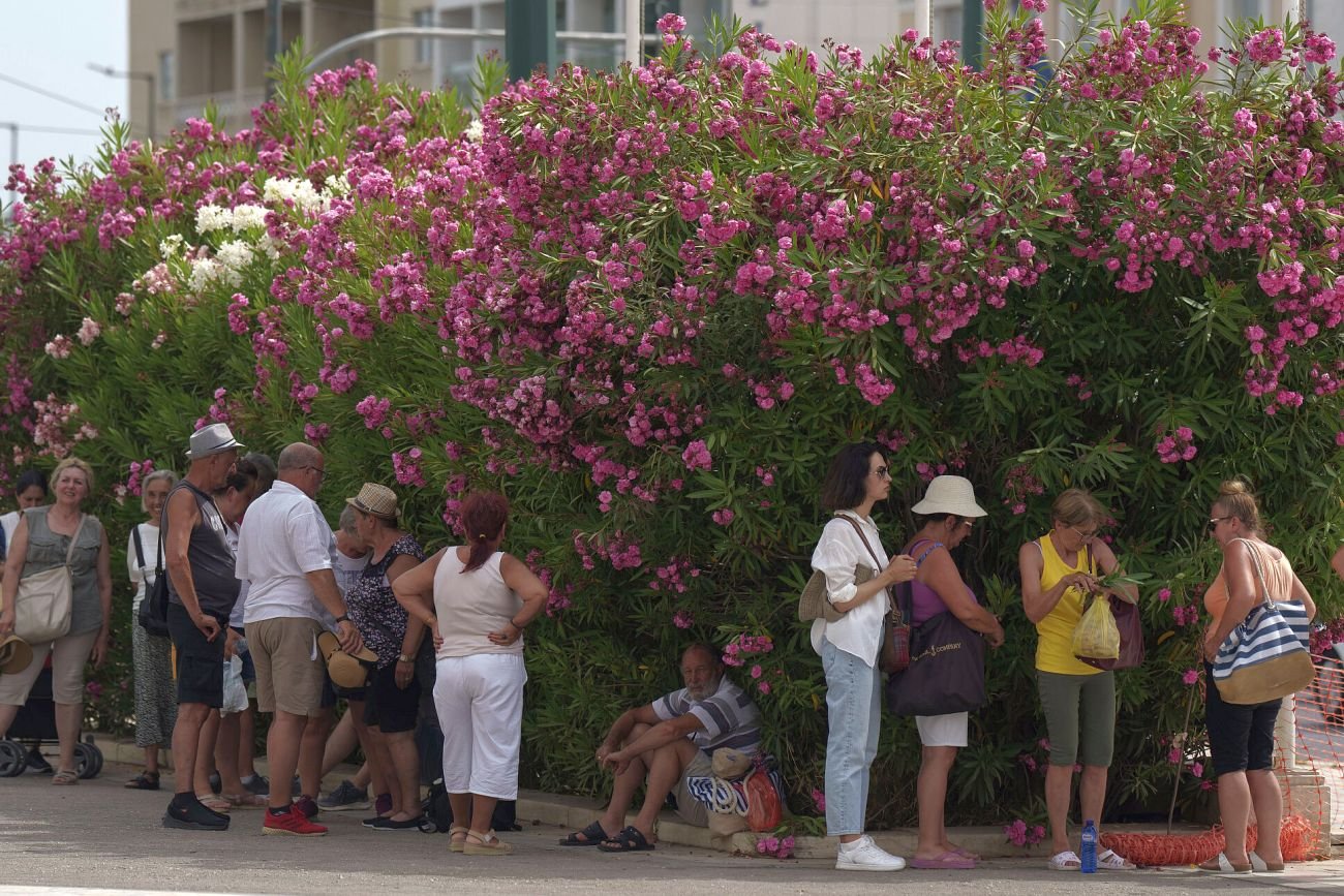 Turyści i mieszkańcy w Grecji szukają choćby skrawka cienia. W dużej części środkowej i południowej Grecji, w tym w Atenach, na Cykladach i na Krecie, temperatury trzecie dzień z rzędu przekroczyły 40°C