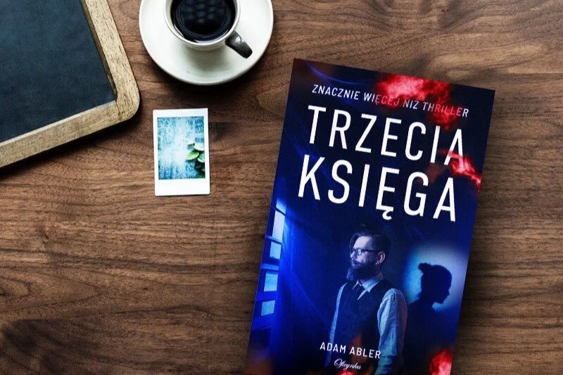 "Trzecia księga" to powieść, która łączy w sobie elementy thrillera, romansu i historii obyczajowej