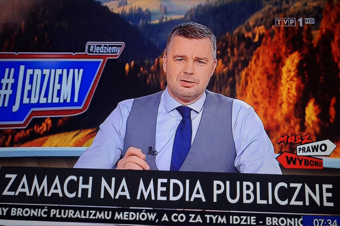 Po głosowaniu w Sejmie TVP1 przełączono na program specjalny TVP Info, w których pokazano czarne paski.