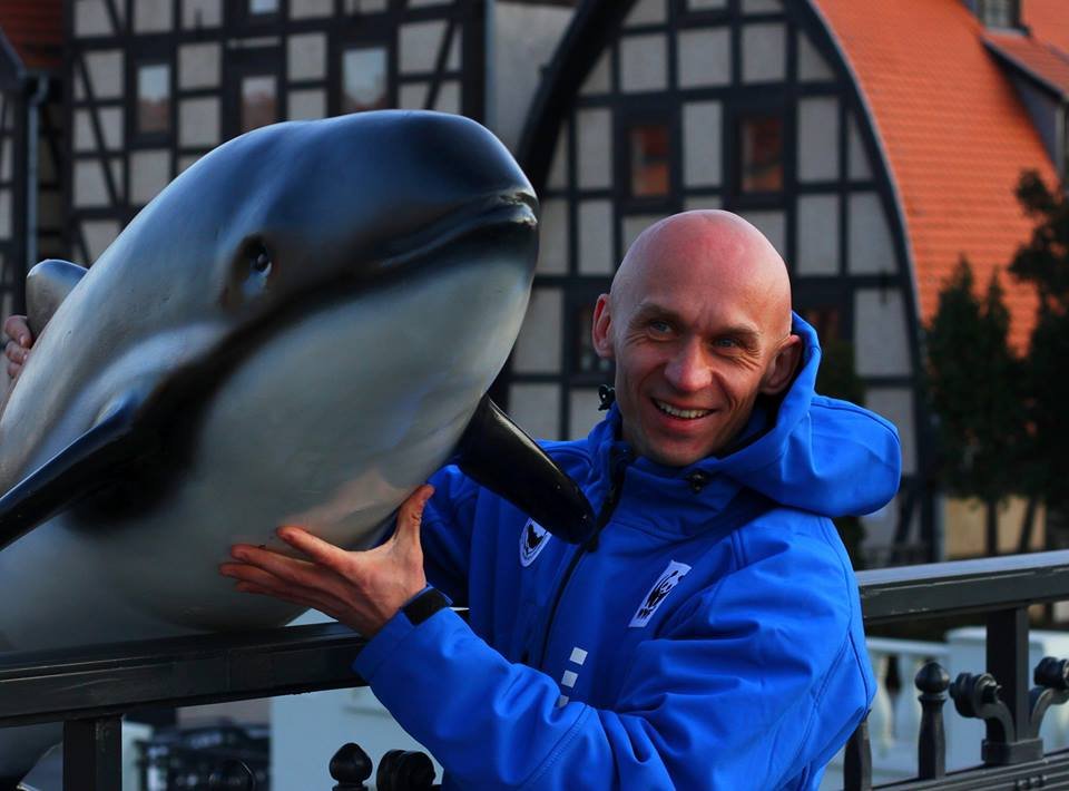 Wojciech Andrearczyk z morświnem w Bydgoszczy.