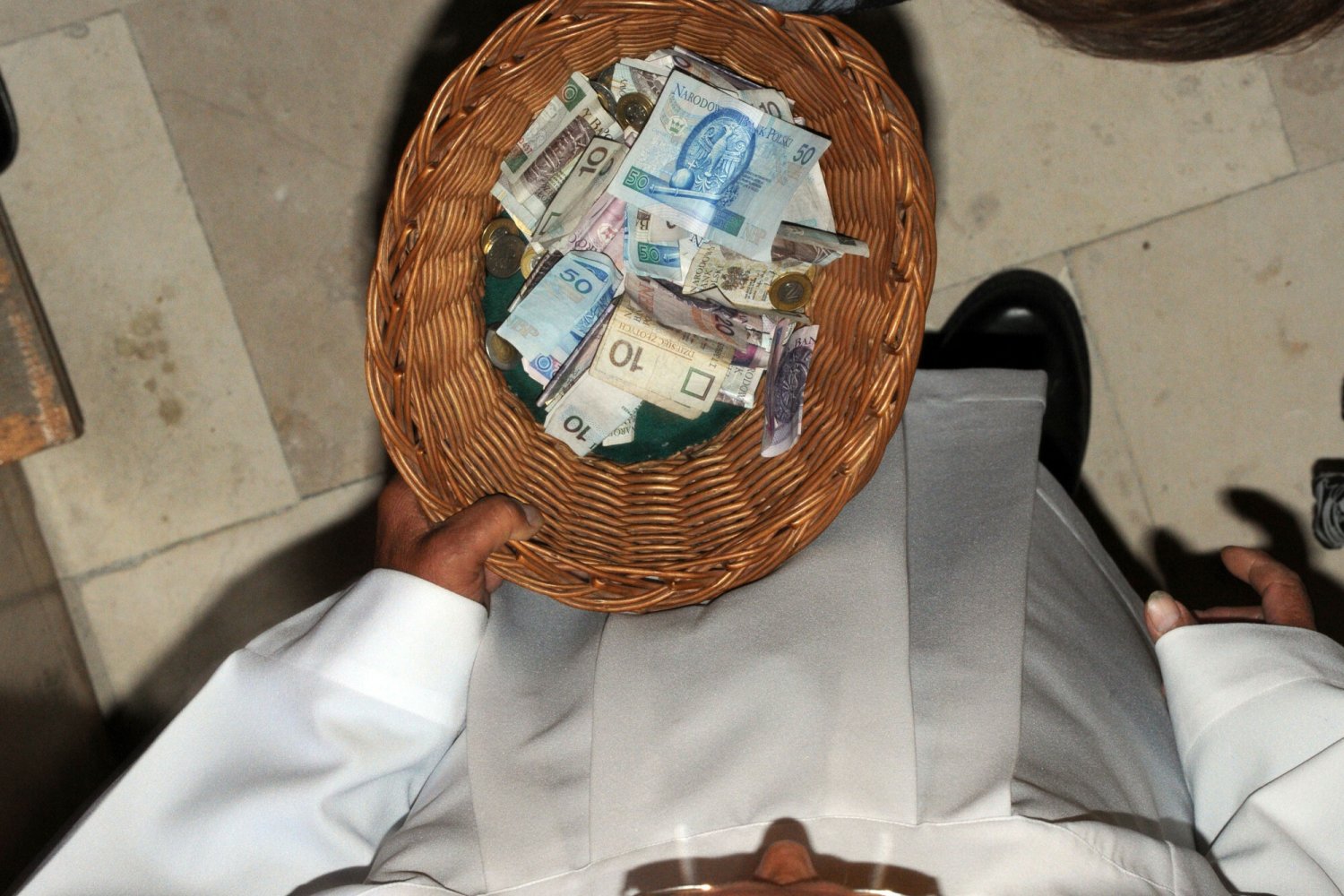 Ile wierni dają na tacę? Wygląda na to, że średnio od 10 do 20 zł