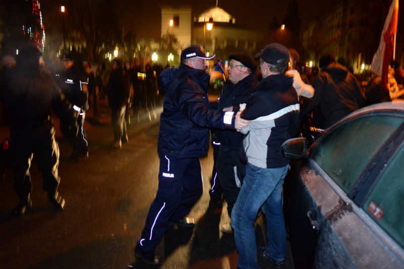 Przed Sejmem doszło do przepychanek policji z protestującymi. Wcześniej też nie było spokojnie.