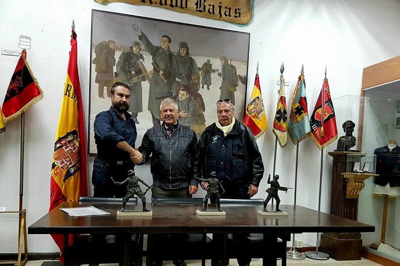 Udo Voigt (w środku) w muzeum hiszpańskiej Błękitnej Dywizji, która walczyła u boku armii niemieckiej na froncie wschodnim 