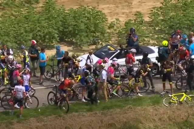 Francuscy rolnicy zablokowali trasę wyścigu Tour de France, więc kolarzom nie pozostało nic innego, jak zsiąść z rowerów i poczekać.