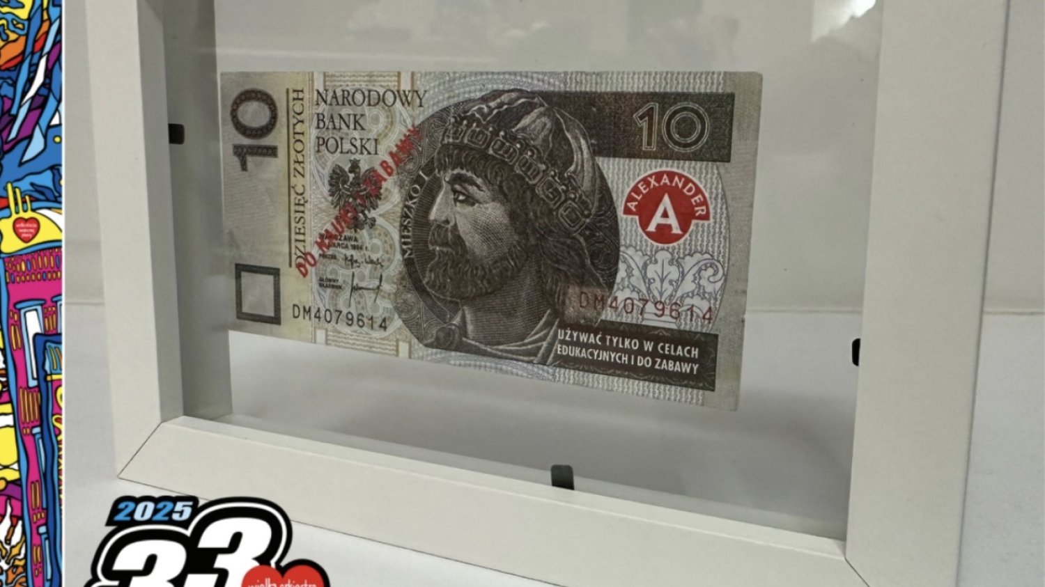Widz Telewizji Republika wrzucił do puszki WOŚP fałszywy banknot z wulgarnym dopiskiem. Przedmiot stał się hitem na Allegro.