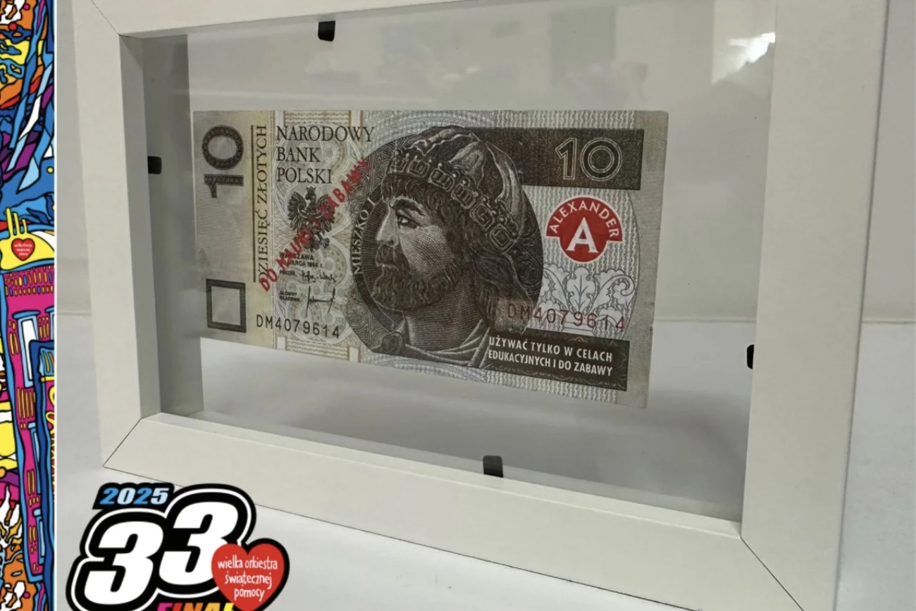 Widz Telewizji Republika wrzucił do puszki WOŚP fałszywy banknot z wulgarnym dopiskiem. Przedmiot stał się hitem na Allegro.