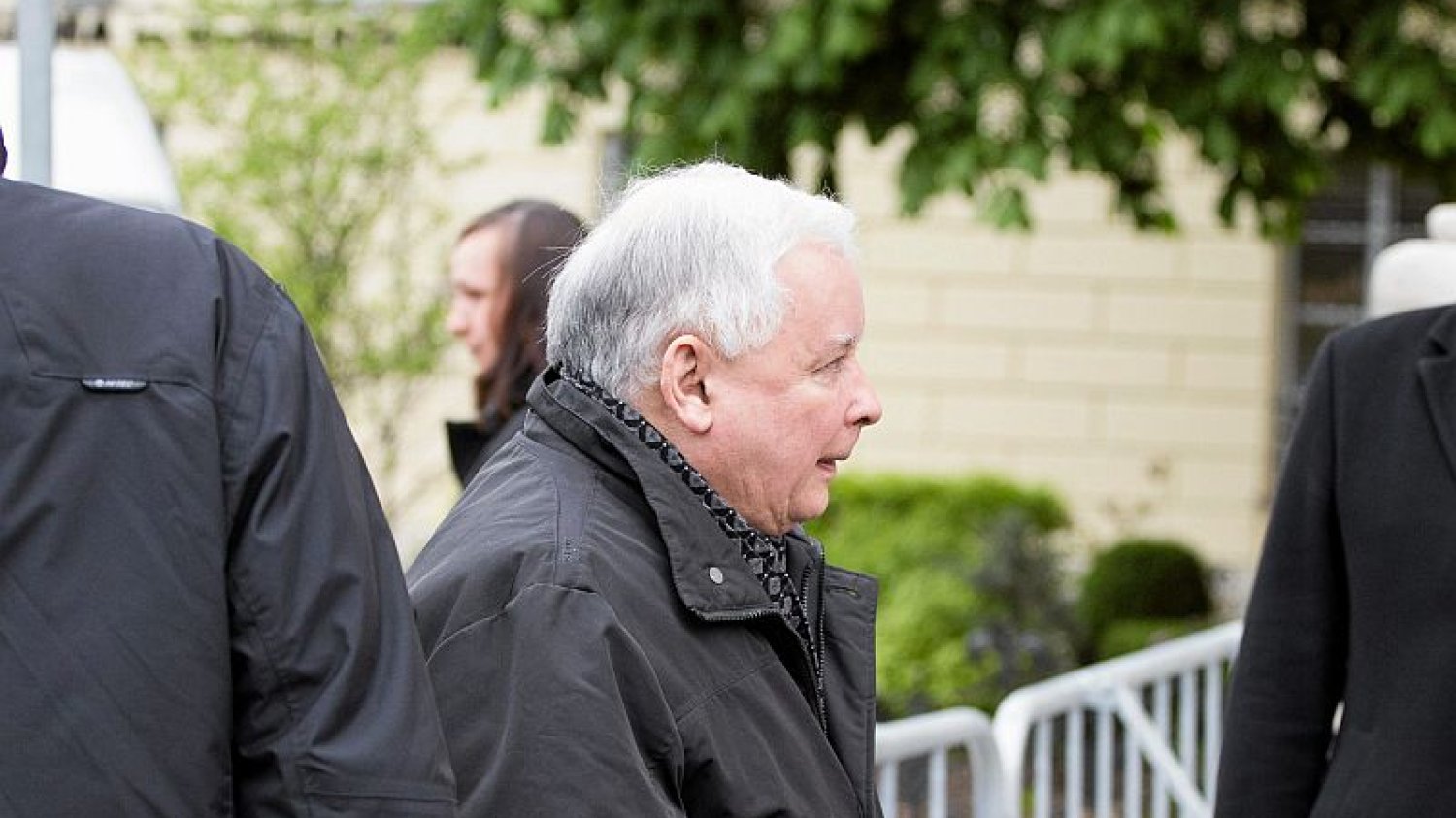 Jarosław Kaczyński został zauważony na Cmentarzu na Powązkach przy "budce" z wypominkami.