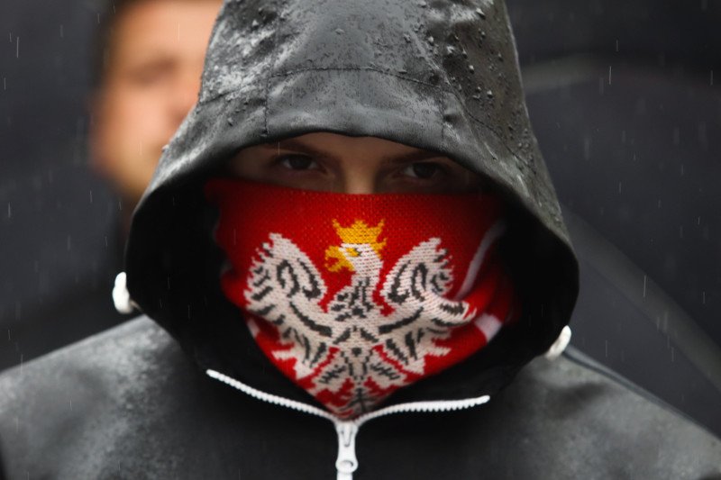 Zrywanie europejskich flag to zorganizowana akcja Młodzieży Wszechpolskiej. Na zdjęciu – uczestnik kontrmanifestacji narodowców podczas Marszu Równości w Krakowie.