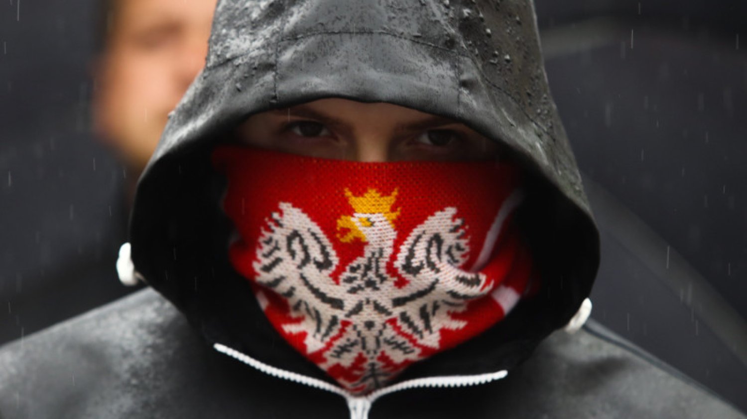Zrywanie europejskich flag to zorganizowana akcja Młodzieży Wszechpolskiej. Na zdjęciu – uczestnik kontrmanifestacji narodowców podczas Marszu Równości w Krakowie.