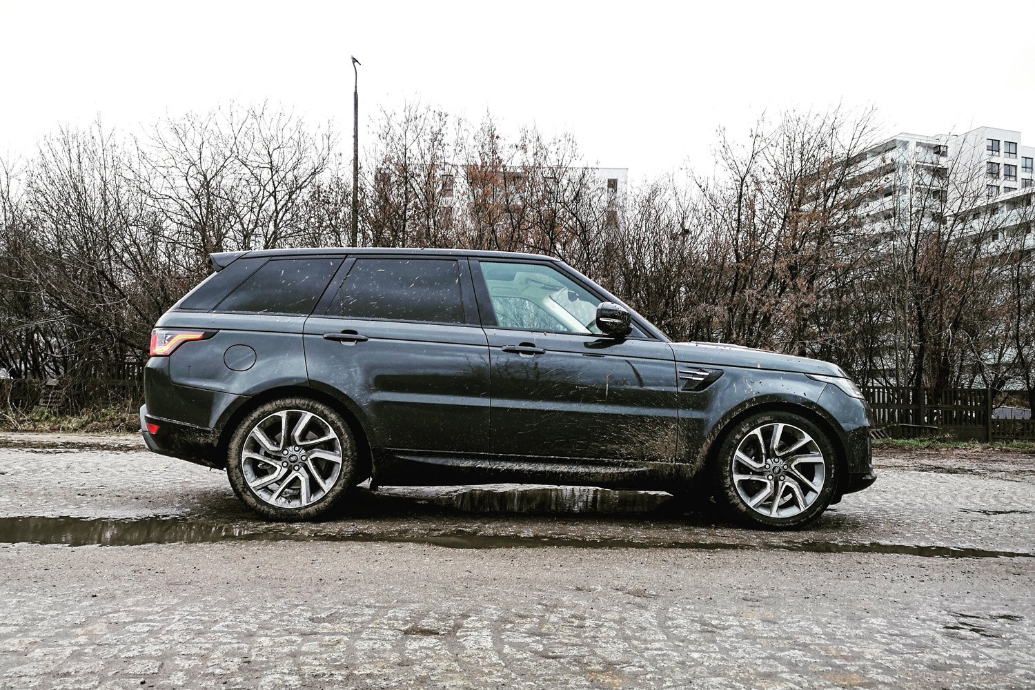 Range Rover Sport w wersji PHEV to hybrydowa odsłona tego giganta.