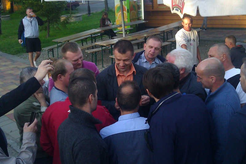 Tomasza Adamka niemal ciągle otaczał wianuszek fanów (wyborców?).