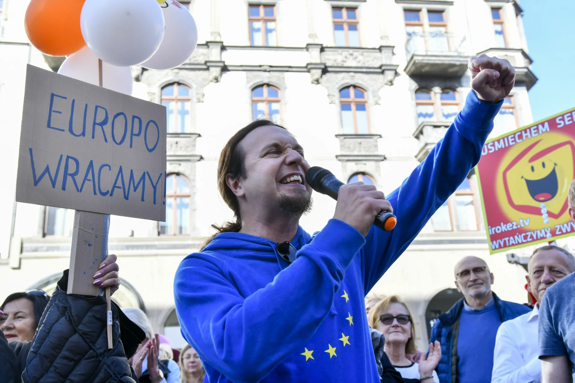 Europoseł Nowej Lewicy Łukasz Kohut na demonstracji po zwycięstwie demokratów w Polsce.