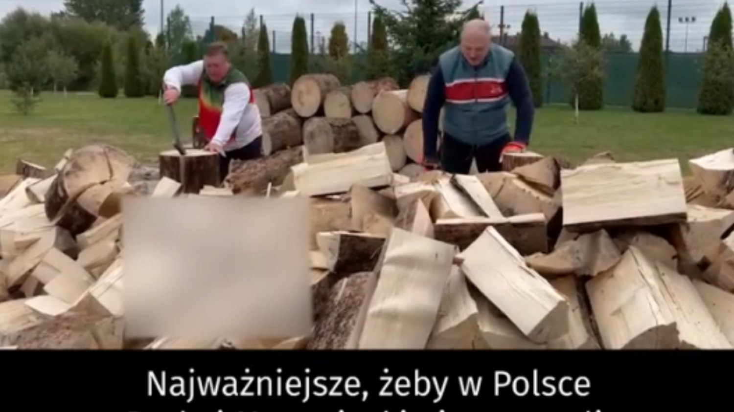 Białoruski dyktator narąbał drewna dla Dudy i Morawieckiego.