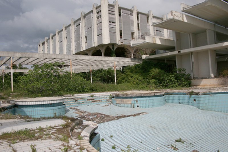 Planując wakacyjny wyjazd warto pamiętać, że biura podróży to nie zawsze instytucje, które powinny wzbudzać pełne zaufanie, a niska cena oferty last minute może zwiastować spore problemy na miejscu wymarzonego urlopu.