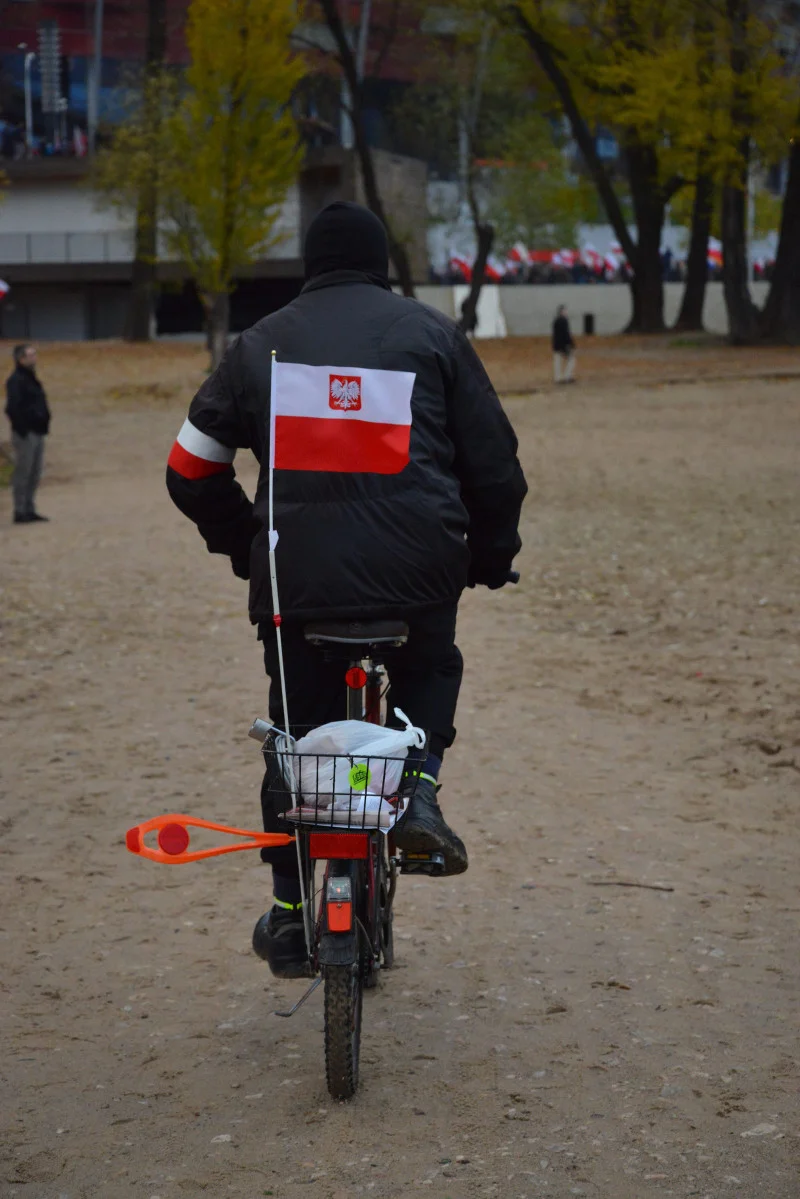 Rowerzysta, uczestnik Marszu Niepodległości