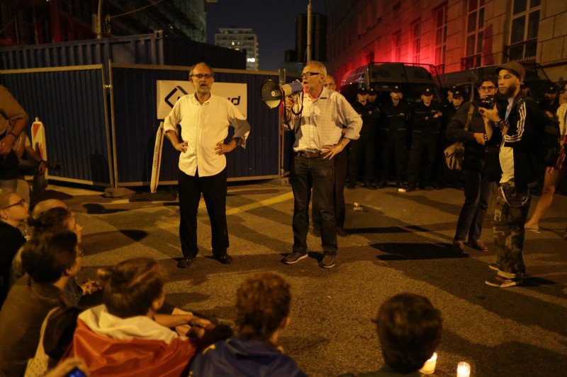Tak wyglądał protest przy ulicy Wiejskiej w obronie sądów. W gmachu parlamentu właśnie trwało uchwalanie ustaw.