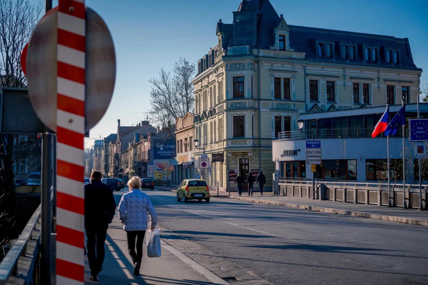 Most Przyjaźni łączący polski i czeski Cieszyn, widok w kierunku Czech