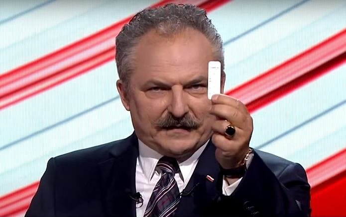 Mirosław Jakubiak zszokował wszystkich, gdy w trakcie debaty prezydenckiej pokazał "test na koronawirusa", który według przedstawionych przez niego informacji miałby kosztować 30 zł. Mirosław Jakubiak w trakcie debaty prezydenckiej pokazał "test na koronawirusa" za 30 zł