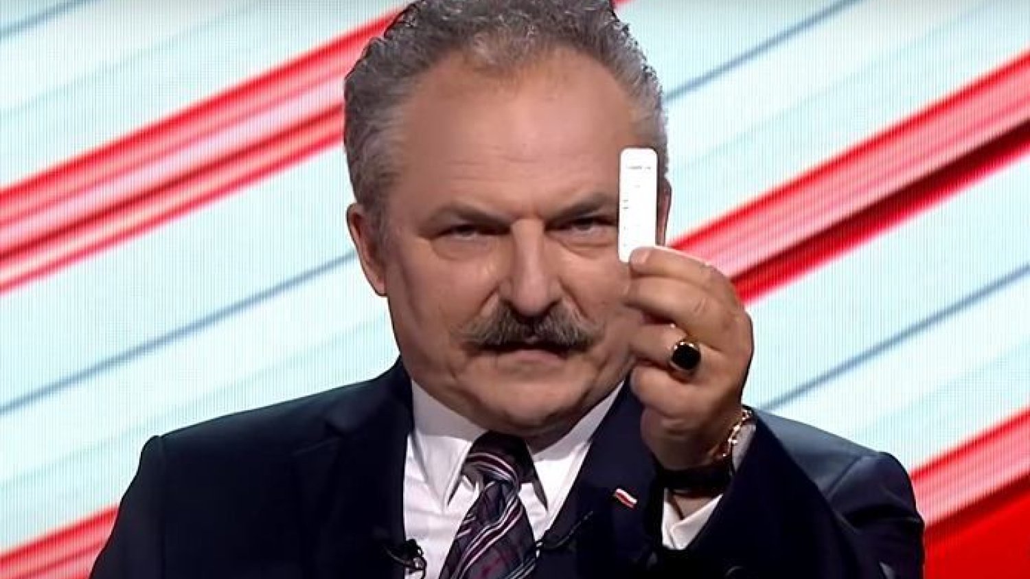 Mirosław Jakubiak zszokował wszystkich, gdy w trakcie debaty prezydenckiej pokazał "test na koronawirusa", który według przedstawionych przez niego informacji miałby kosztować 30 zł. Mirosław Jakubiak w trakcie debaty prezydenckiej pokazał "test na koronawirusa" za 30 zł