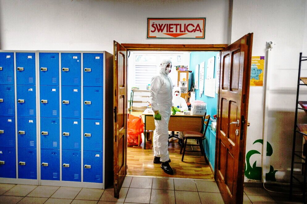 Szczepienia nauczycieli przeciwko COVID-19: co trzeba wiedzieć? [PORADNIK]