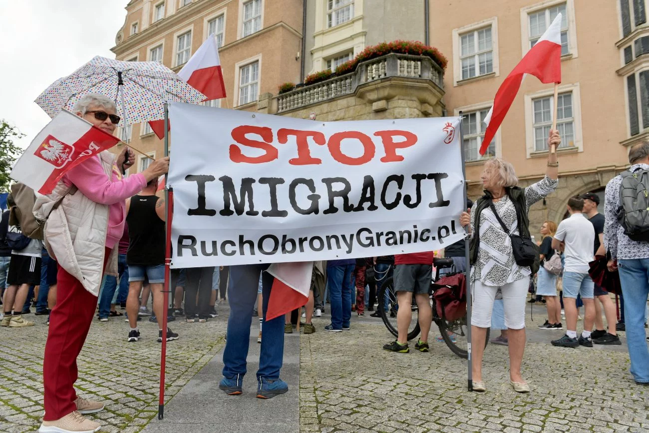 Demonstracje przeciw migracji. "Naród został na wakacjach".