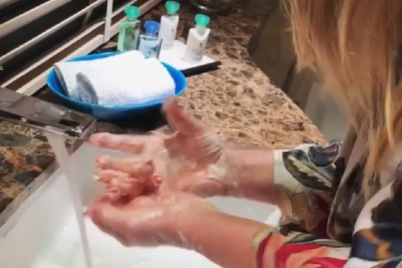 Beata Kozidrak pokazała, jak myje ręce. Zaśpiewała "Białą armię".