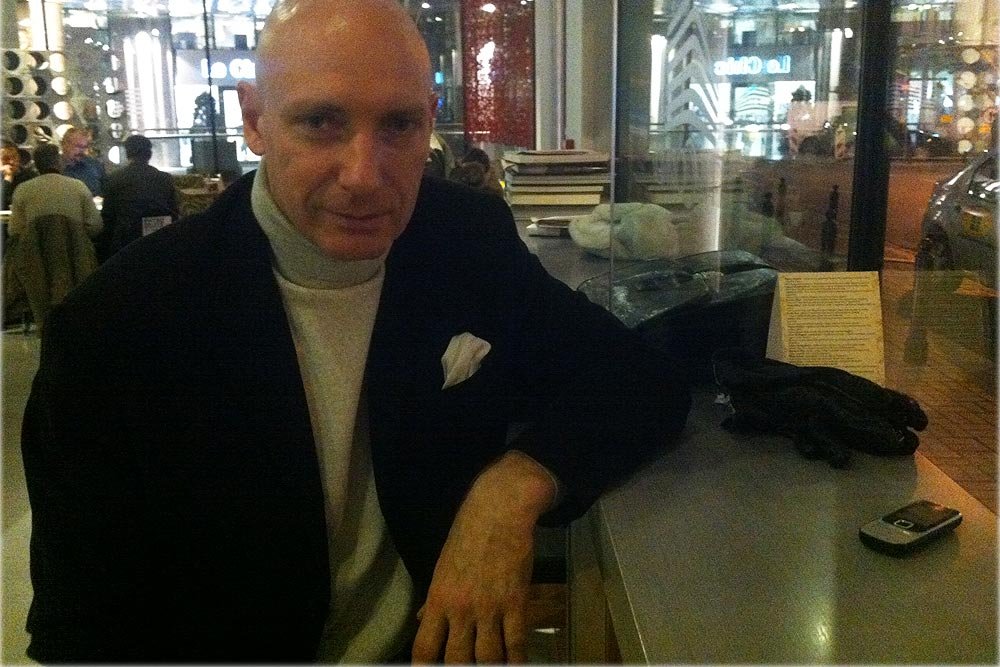 Wojciech Olkuśnik w kawiarni The Corner, w której pracuje