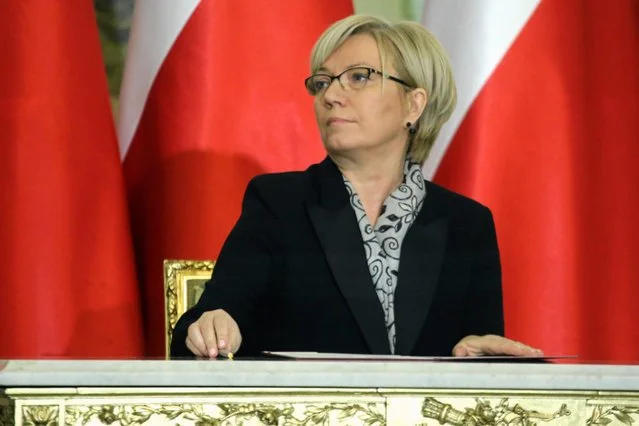 Julia Przyłębska nie chciała udzielać wywiadów na dworcu w obecności wnuczki. W mediach publicznych oburzenie na dziennikarzy TVN.