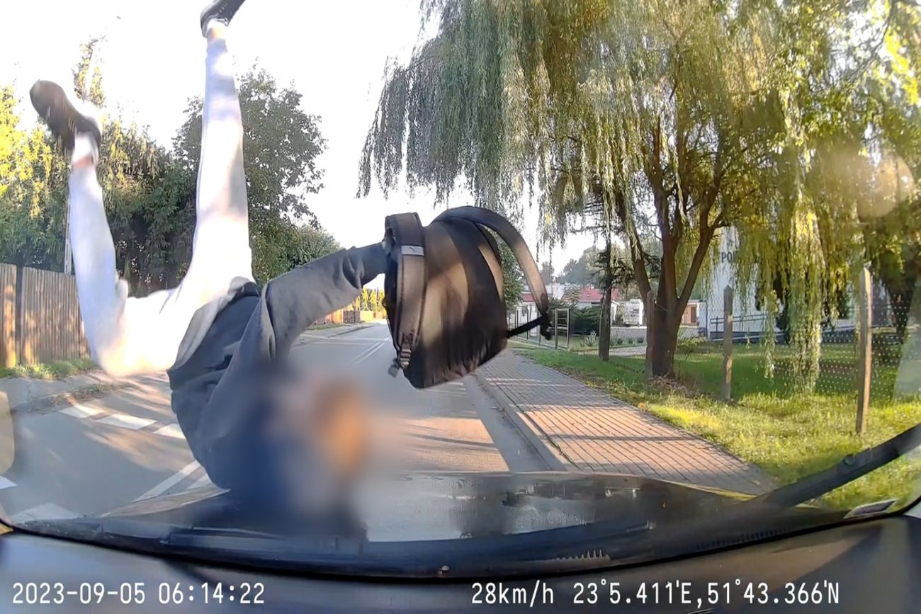 Kierujący Volkswagenem na przejściu dla pieszych potrącił 17-latka.