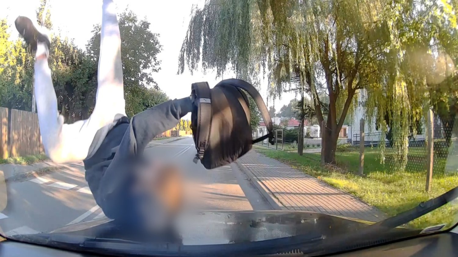 Kierujący Volkswagenem na przejściu dla pieszych potrącił 17-latka.