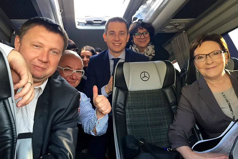 Rzecznik rządu Cezary Tomczyk chyba nie zauważył, że na zdjęciu, które wrzuca na Twittera logo Mercedes-Benz rzuca się w oczy stanowczo zbyt mocno...