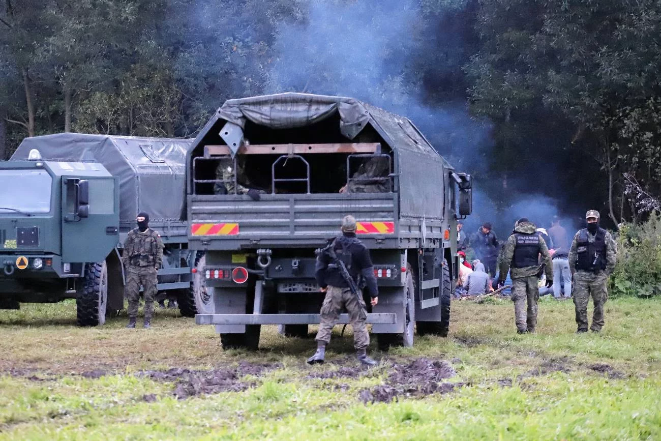 Pod Usnarzem Górnym imigranci nie utknęli na ziemi niczyjej. W rzeczywistości są oni na obszarze pasa granicznego. Pod Usnarzem Górnym imigranci nie utknęli na ziemi niczyjej. W rzeczywistości są oni na obszarze pasa granicznego