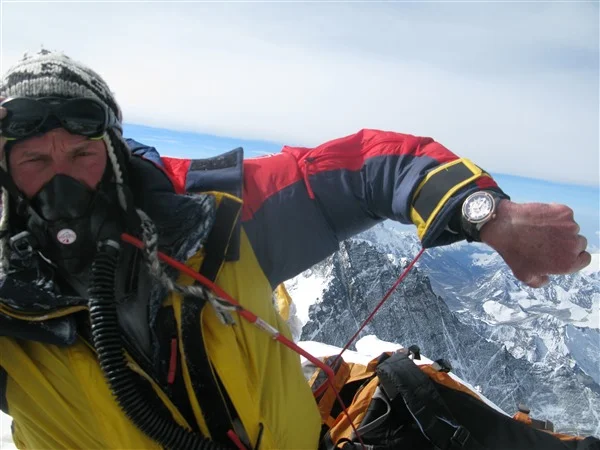 Ryszard Pawłowski na szczycie Mount Everest z zegarkiem Doxa Trofeo TC Evolution