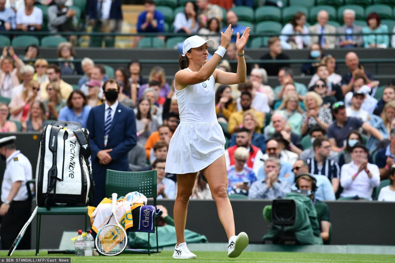 Idze Świątek za mecz z Wierą Zwonariową na Wimbledonie należą się wielkie brawa