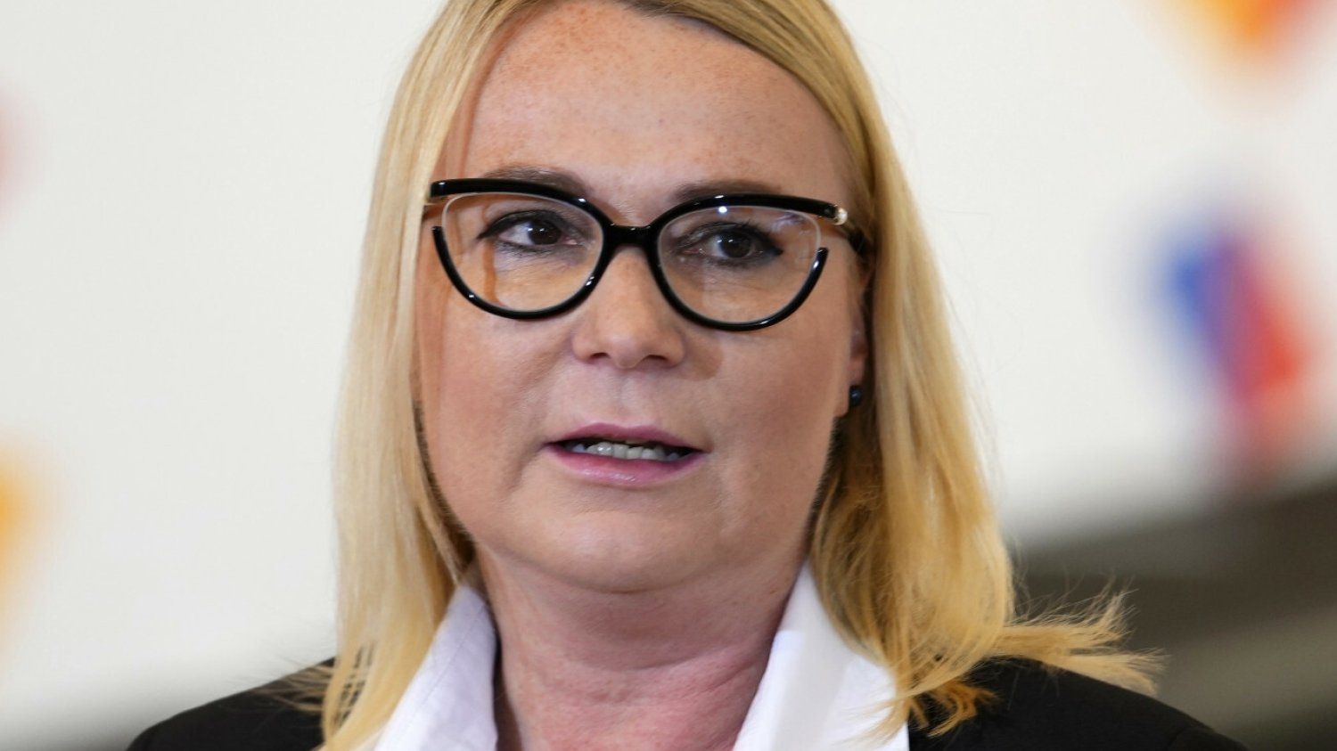 Czeska premier założyła T-Shirt z napisem "Władimirze Putinie, pi****l się"