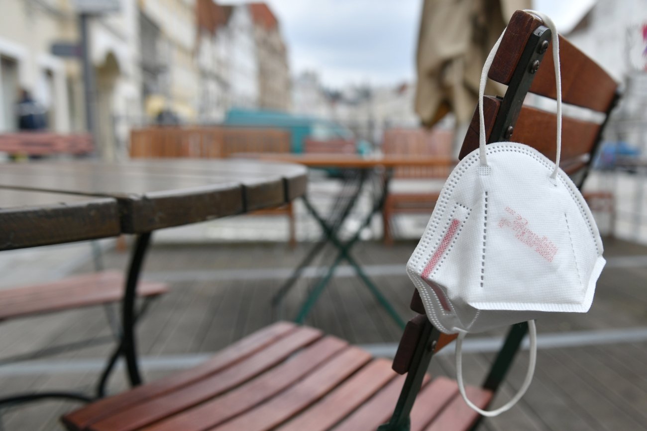 Jakie argumenty stoją za noszeniem maseczek ochronnych mimo zniesienia już wielu restrykcji z czasów pandemii COVID-19? Dwa główne powody to sezon epidemiczny i smog