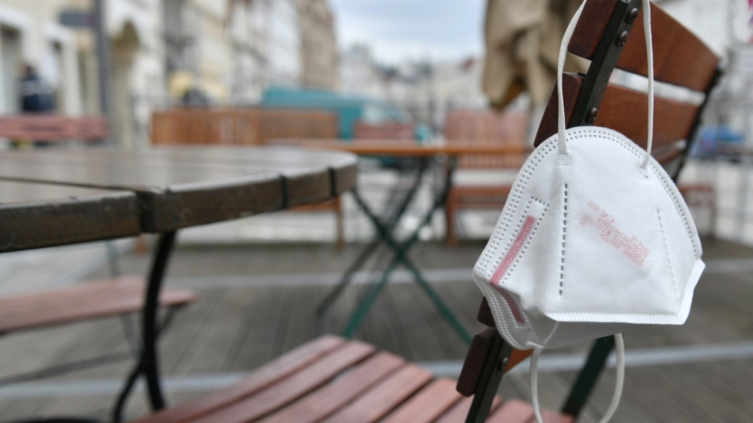 Jakie argumenty stoją za noszeniem maseczek ochronnych mimo zniesienia już wielu restrykcji z czasów pandemii COVID-19? Dwa główne powody to sezon epidemiczny i smog
