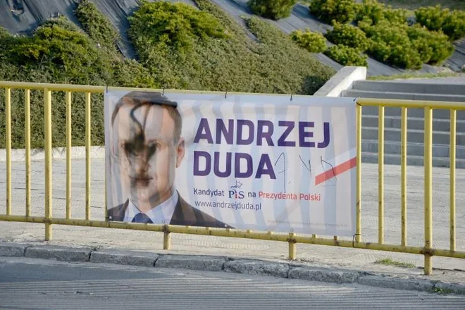 Zniszczony plakat Dudy w Janowie Lubelskim.