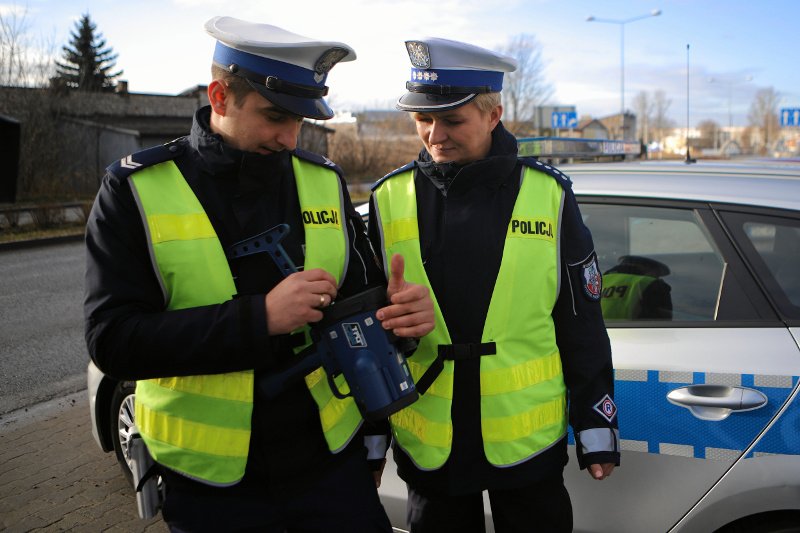 Policja ma prawo odebrać prawo jazdy i dowód rejestracyjny przy odmowie przyjęcia mandatu przez kierowcę.