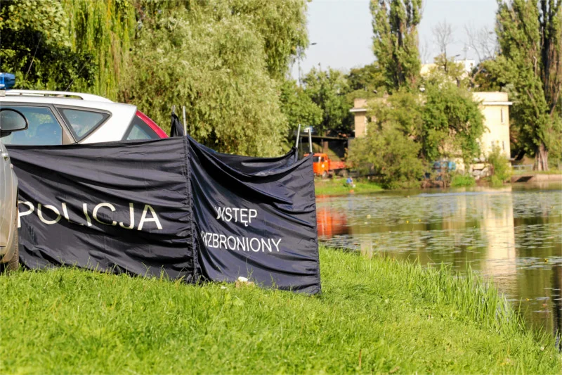 Ciało biznesmena znaleziono nad jeziorem pod Olsztynem. (Zdjęcie jest ilustracją do tekstu)