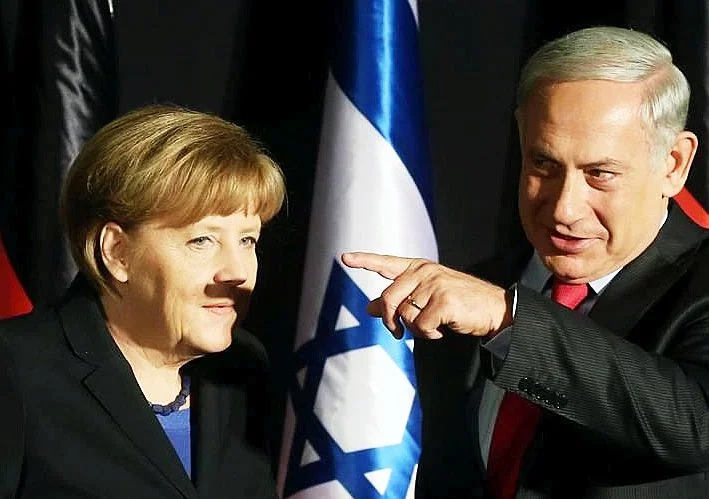 Angela Merkel, Benjamin Netanjahu i "wąsy" pani kanclerz...
