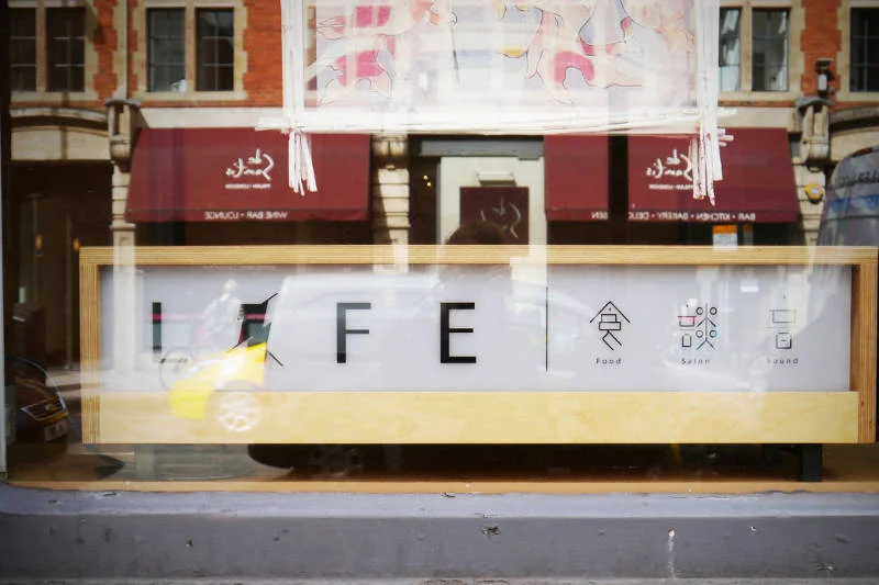 Life - za dnia działa jako japońska restauracja, wieczorami Gosia, Monika i Michał przychodzą tu na drinka. Za dekami staje DJ - kolega z biura Zaha Hadid Architects