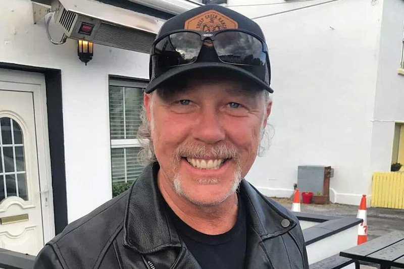 Po 18 latach od odwyku w więzieniu San Quentin, James Hetfield znów musi odbyć terapię.