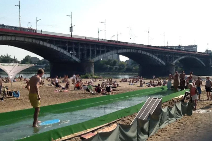 Tor skimboardowy na plaży na warszawskiej Pradze