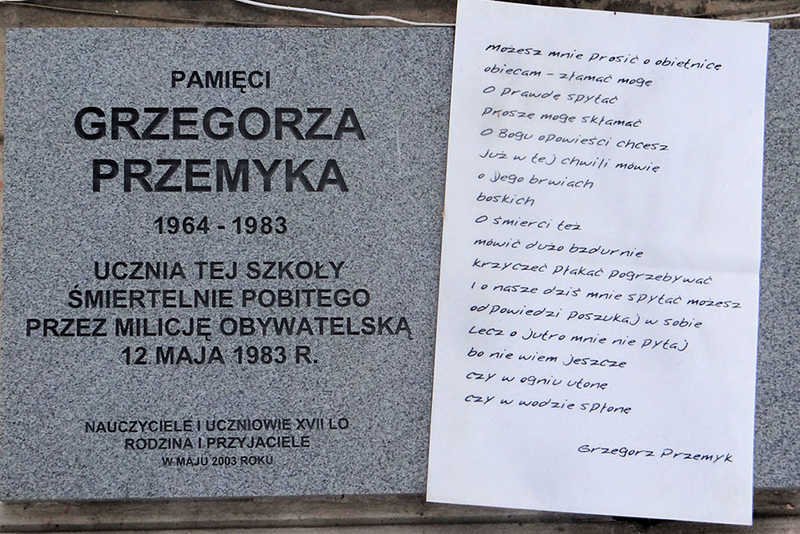 Grzegorz Przemyk zginął 30 lat temu. Sprawa wciąż nie jest do końca wyjaśniona. Na zdjęciu: tablica poświęcona pamięci Grzegorza Przemyka na elewacji XVII LO w Warszawie.